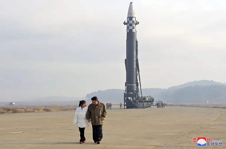 Kim-Jong-un-r-l-Machthaber-von-Nordkorea-geht-in-Begleitung-seiner-Tochter-waehrend-weiterer-Starts-von-Interkontinentalraketen-von-Typ-Hwasong-17-Unabhaengigen-Journalisten-wurde-kein-Zugang-gewaehrt-um-ueber-das-Ereignis-zu-berichten-das-in-diesem-von-der-nordkoreanischen-Regierung-verbreiteten-Bild-dargestellt-ist-Der-Inhalt-dieses-Bildes-ist-wie-bereitgestellt-und-kann-nicht-unabhaengig-ueberprueft-werden-Das-Wasserzeichen-in-koreanischer-Sprache-auf-dem-von-der-Quelle-bereitgestellten-Bild-lautet-KCNA-was-die-Abkuerzung-fuer-Korean-Central-News-Agency-ist