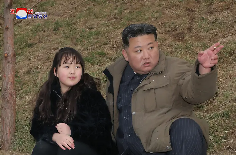 Diese-von-der-staatlichen-nordkoreanischen-Nachrichtenagentur-KCNA-am-14-04-2023-zur-Verfuegung-gestellte-Aufnahme-soll-nach-Angaben-von-KCNA-Kim-Jong-Un-Machthaber-von-Nordkorea-und-seine-Tochter-im-Rahmen-des-Tests-einer-ballistischen-Interkontinentalrakete-vom-Typ-Hwasong-18-am-13-04-2023-zeigen-Nordkorea-hat-nach-Angaben-des-suedkoreanischen-Militaers-eine-atomwaffenfaehige-Rakete-mit-einer-Reichweite-von-vermutlich-tausenden-Kilometern-in-Richtung-offenes-Meer-abgefeuert-Der-Start-der-Rakete-sei-am-Donnerstag-in-der-Naehe-der-nordkoreanischen-Hauptstadt-Pjoengjang-erfolgt-teilte-der-Generalstab-in-Seoul-mit-Die-Aufnahme-wurden-von-der-staatlichen-nordkoreanischen-Nachrichtenagentur-KCNA-zur-Verfuegung-gestellt-Der-Inhalt-kann-nicht-unabhaengig-verifiziert-werden