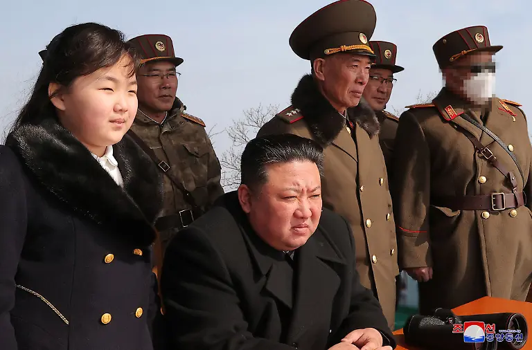 Diese-von-der-staatlichen-nordkoreanischen-Nachrichtenagentur-KCNA-am-20-03-2023-zur-Verfuegung-gestellte-Aufnahme-zeigt-nach-Angaben-von-KCNA-Kim-Jong-Un-Machthaber-von-Nordkorea-mit-seiner-Tochter-bei-einer-taktischen-Militaeruebung-am-18-und-19-03-2023-an-einem-nicht-genannten-Ort-Die-Aufnahme-wurde-von-der-staatlichen-nordkoreanischen-Nachrichtenagentur-KCNA-zur-Verfuegung-gestellt-Sein-Inhalt-kann-nicht-unabhaengig-verifiziert-werden