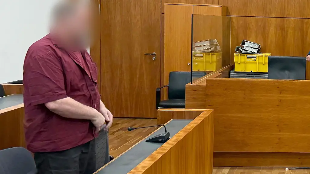 Mit-einem-Kuechenmesser-soll-der-Angeklagte-mindestens-sechsmal-auf-seine-Ehefrau-eingestochen-haben-nachdem-sie-sich-wenige-Tage-zuvor-von-ihm-getrennt-hatte