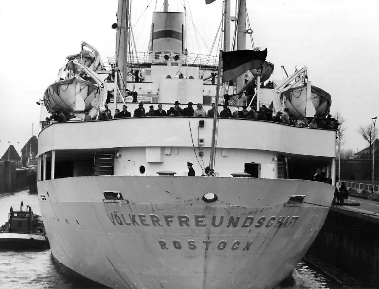Das-erste-Urlaubsschiff-des-Freien-Deutschen-Gewerkschaftsbundes-FDGB-der-DDR-aufgenommen-am-25-Februar-1960-Mit-rund-600-Passagieren-an-Bord-vor-allem-Helden-der-Arbeit-ist-das-Passagierschiff-auf-dem-Weg-zum-Schwarzen-Meer-Die-12-400-BRT-grosse-Voelkerfreundschaft-war-frueher-das-schwedische-Schiff-Stockholm-das-im-Sommer-1956-vor-der-amerikanischen-Kueste-mit-der-Andrea-Doria-zusammengestossen-war-Die-DDR-hatte-das-Schiff-im-vergangenen-Jahr-von-der-schwedischen-Amerika-Linie-gekauft