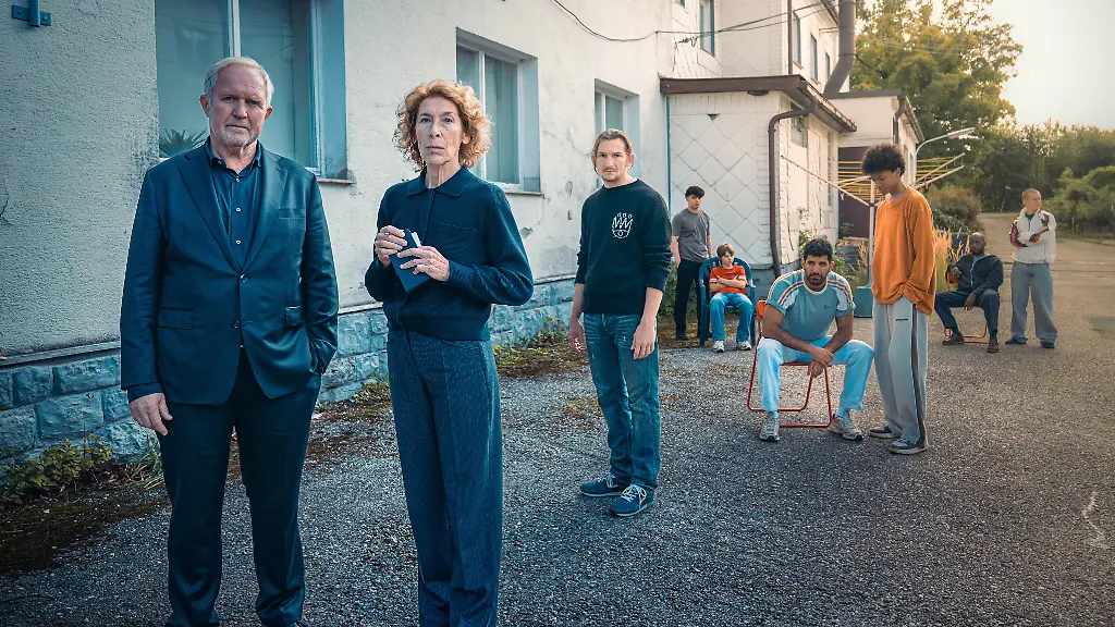 ARD-Degeto-TATORT-GEGEN-DIE-ZEIT-am-Sonntag-26-04-26-um-20-15-Uhr-und-um-01-10-Uhr-im-ERSTEN-V-li-n-re-Harald-Krassnitzer-Rolle-Moritz-Eisner-Adele-Neuhauser-Rolle-Bibi-Fellner-Augustin-Groz-Rolle-Simon-Rechnik-Renas-Hussin-Rolle-Mo-Mohammed-Essa-Christoph-Lackner-Zinner-Rolle-Levi-Hubner-Emre-Cakir-Rolle-Araz-Barzani-Yacouba-Diabate-Rolle-Oki-Okotho-Sialo-Ayo-Aloba-Rolle-Femi-Olaifa-Tristan-Witzel-Rolle-Leon-Prammer-ORF-Petro-Domenigg-honorarfrei-Verwendung-gemaess-der-AGB-im-engen-inhaltlichen-redaktionellen-Zusammenhang-mit-genannter-Degeto-Sendung-und-bei-Nennung-Bild-ORF-Petro-Domenigg-S2-ARD-Degeto-Programmplanung-und-Presse-Tel-069-1509-335-degeto-presse-degeto