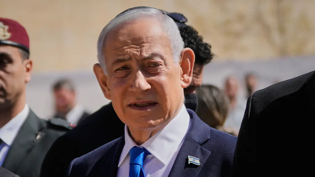 Der-israelische-Ministerpraesident-Benjamin-Netanjahu-nimmt-an-einer-Zeremonie-anlaesslich-des-jaehrlichen-Holocaust-Gedenktags-in-der-Holocaust-Gedenkstaette-Yad-Vashem-in-Jerusalem-teil