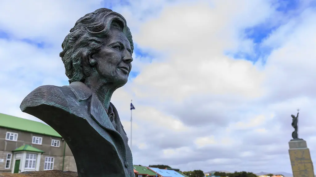 Margaret-Thatcher-bronze-statue-1982-Falklands-War-Memorial-Liberation-Monument-Stanley-Port-Stanley-Falkland-Islands-South-America-PUBLICATIONxINxGERxSUIxAUTxONLY-Copyright-EleanorxScriven-1167-1823