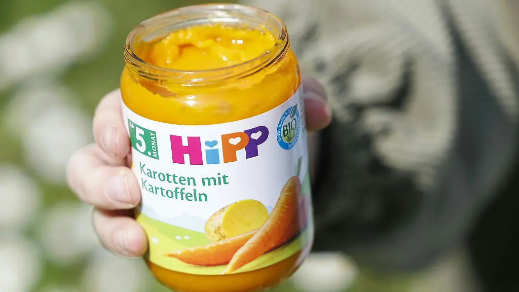 ABD0071-20260419-EISENSTADT-OeSTERREICH-THEMENBILD-ZU-APA0079-VOM-19-4-2026-Ein-Hipp-Babykostglaeschen-Karotten-mit-Kartoffeln-aufgenommen-am-Sonntag-19-April-2026-in-Eisenstadt-Im-Fall-um-moegliche-Erpressung-mit-vergifteten-Babykostglaeschen-von-Hipp-duerfte-ein-zweites-manipuliertes-Behaeltnis-im-Burgenland-gekauft-worden-sein