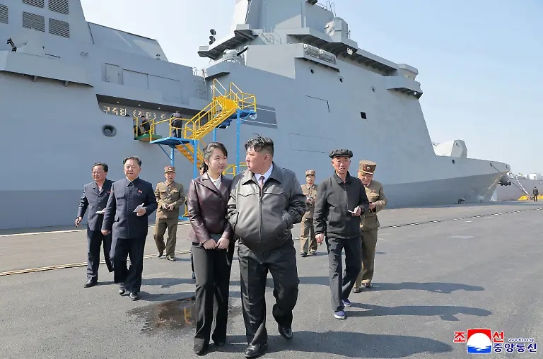 Die-von-der-staatlichen-nordkoreanischen-Nachrichtenagentur-KCNA-am-30-04-2025-zur-Verfuegung-gestellte-undatierte-Aufnahme-zeigt-nach-Angaben-von-KCNA-Kim-Jong-Un-Machthaber-in-Nordkorea-und-seine-Tochter-bei-Raketentests-auf-dem-neuen-Zerstoerer-Choe-Hyon-an-einem-nicht-naeher-benannten-Ort-Unabhaengige-Journalisten-hatten-keinen-Zugang-zu-dem-Ereignis-das-auf-diesem-von-der-nordkoreanischen-Regierung-verbreiteten-Bild-zu-sehen-ist-Der-Inhalt-dieses-Bildes-ist-so-wie-er-zur-Verfuegung-gestellt-wurde-und-kann-nicht-unabhaengig-ueberprueft-werden-Das-Wasserzeichen-in-koreanischer-Sprache-auf-dem-Bild-lautet-wie-von-der-Quelle-angegeben-KCNA-ist-die-Abkuerzung-fuer-Korean-Central-News-Agency