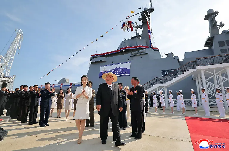 Dieses-von-der-nordkoreanischen-Regierung-zur-Verfuegung-gestellte-Foto-zeigt-den-nordkoreanischen-Machthaber-Kim-Jong-Un-M-und-seine-Tochter-Mitte-l-waehrend-der-Stapellaufzeremonie-des-Zerstoerers-namens-Kang-Kon-in-der-Rajin-Werft-in-Rason-Unabhaengige-Journalisten-hatten-keinen-Zugang-zu-dem-Ereignis-Das-Bild-wurde-von-der-staatlichen-nordkoreanischen-Nachrichtenagentur-KCNA-zur-Verfuegung-gestellt-sein-Inhalt-ist-so-wie-er-bereitgestellt-wurde-und-kann-nicht-unabhaengig-ueberprueft-werden-Das-Wasserzeichen-auf-dem-Bild-in-koreanischer-Sprache-lautet-wie-von-der-Quelle-angegeben-KCNA-und-ist-die-Abkuerzung-fuer-Korean-Central-News-Agency