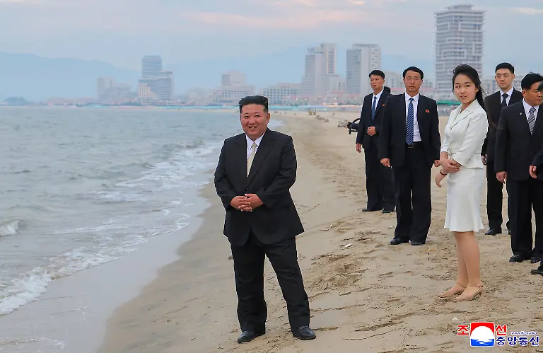 HANDOUT-Die-von-der-staatlichen-nordkoreanischen-Nachrichtenagentur-KCNA-zur-Verfuegung-gestellte-Aufnahme-zeigt-den-nordkoreanischen-Machthaber-Kim-Jong-Un-M-zusammen-mit-seiner-Tochter-Kim-Ju-Ae-am-Strand-von-Wonsan-bei-der-Eroeffnung-des-Touristengebiets-Wonsan-Kalma-Das-Bild-wurde-von-der-staatlichen-nordkoreanischen-Nachrichtenagentur-KCNA-zur-Verfuegung-gestellt-sein-Inhalt-ist-so-wie-er-bereitgestellt-wurde-und-kann-nicht-unabhaengig-ueberprueft-werden-Das-Wasserzeichen-auf-dem-Bild-in-koreanischer-Sprache-lautet-wie-von-der-Quelle-angegeben-KCNA-und-ist-die-Abkuerzung-fuer-Korean-Central-News-Agency