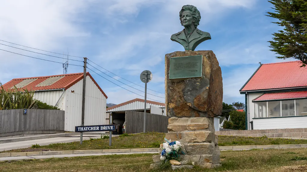 Port-Stanley-Falkland-Islands-31-January-2023-Bust-of-Margaret-Thatcher-and-memorial-xkwx-Port-Stanley-Stanley-falkland-monument-Margaret-Thatcher-memorial-falkland-island-landmark-House-architecture-atlantic-british-building-bust-capital-carving-city-east-falkland-harbor-harbour-head-island-landscape-malvinas-outdoor-picturesque-port-prime-minister-south-america-south-atlantic-structure-territory-tourism-town-travel