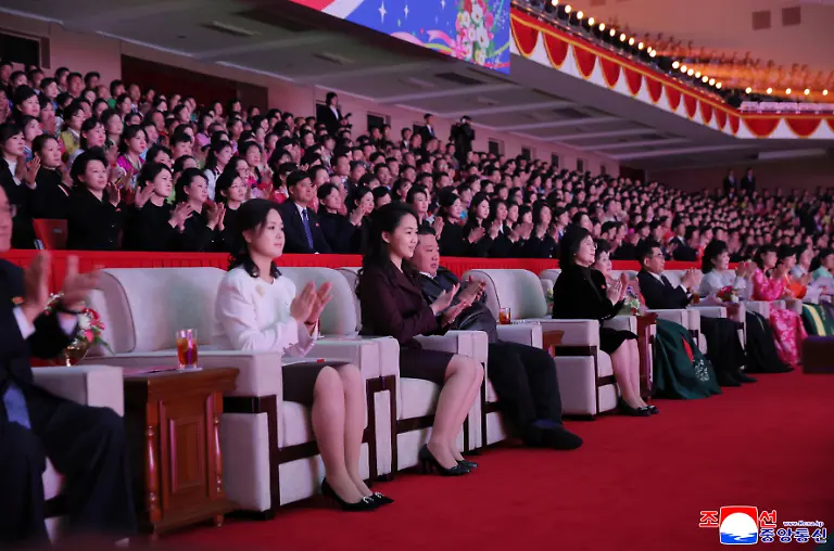 N-K-leader-attends-concert-marking-Int-l-Women-s-Day-North-Korean-leader-Kim-Jong-un-4th-from-L-alongside-his-wife-Ri-Sol-ju-2nd-from-L-and-his-daughter-Ju-ae-3rd-from-L-watches-a-performance-marking-International-Women-s-Day-at-Pyongyang-Indoor-Stadium-on-March-8-2026-in-this-photo-released-the-next-day-by-the-North-s-official-Korean-Central-News-Agency-For-Use-Only-in-the-Republic-of-Korea