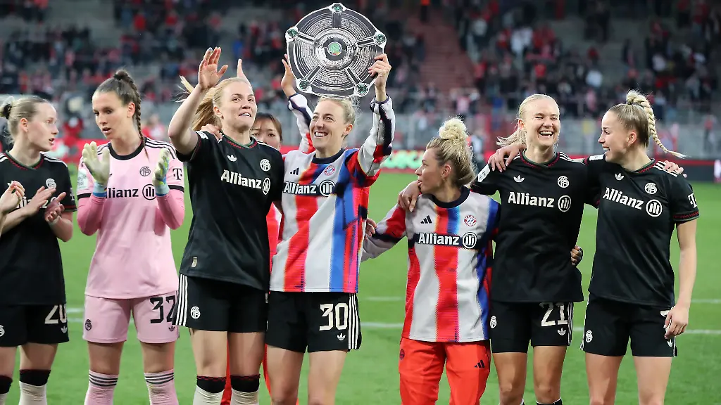 Franziska-Kett-Torwart-Maria-Luisa-Grohs-Stine-Ballisager-Carolin-Simon-mit-Meisterschale-Attrappe-Linda-Dallmann-Pernille-Harder-Giulia-Gwinn-Frauen-des-FC-Bayern-jubeln-und-feiern-die-Deutsche-Meisterschaft-Deutscher-Meister-Sport-Fussball-Fussball-1-Bundesliga-Damen-Frauen-23-Spieltag-Saison-2025-2026-22-04-2026-1-FC-Union-Berlin-vs