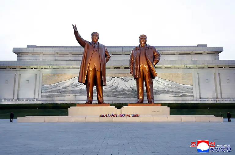 Delegation-of-pro-Pyongyang-body-s-businesspeople-in-Japan-Flowers-offered-by-a-delegation-of-businesspeople-affiliated-with-Chongryon-a-Tokyo-based-pro-Pyongyang-association-of-Korean-residents-in-Japan-are-seen-in-front-of-bronze-statues-of-the-country-s-late-founder-Kim-Il-sung-and-his-late-son-and-successor-Kim-Jong-il-on-Mansudae-Hill-in-Pyongyang-on-April-21-2026-in-this-photo-released-by-the-North-s-official-Korean-Central-News-Agency-the-next-day-For-Use-Only-in-the-Republic-of-Korea