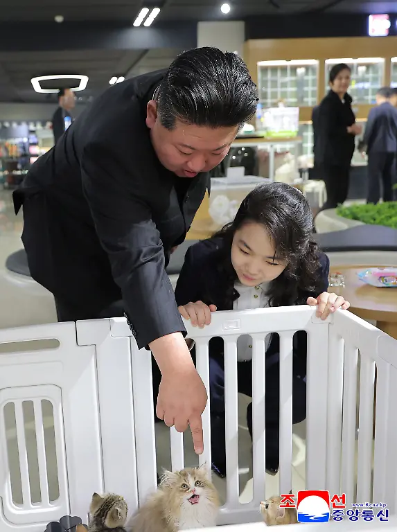N-K-leader-inspects-service-facilities-at-new-housing-area-North-Korean-leader-Kim-Jong-un-L-alongside-his-daughter-Ju-ae-points-to-a-cat-at-a-pet-shop-as-he-inspects-various-service-facilities-set-to-open-at-the-fourth-stage-area-of-the-Hwasong-district-in-Pyongyang-in-this-undated-photo-released-by-the-North-s-official-Korean-Central-News-Agency-on-April-3-2026-For-Use-Only-in-the-Republic-of-Korea