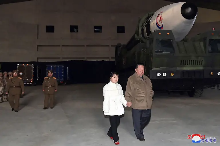 Kim-Jong-un-r-l-Machthaber-von-Nordkorea-geht-in-Begleitung-seiner-Tochter-waehrend-weiterer-Starts-von-Interkontinentalraketen-von-Typ-Hwasong-17-Unabhaengigen-Journalisten-wurde-kein-Zugang-gewaehrt-um-ueber-das-Ereignis-zu-berichten-das-in-diesem-von-der-nordkoreanischen-Regierung-verbreiteten-Bild-dargestellt-ist-Der-Inhalt-dieses-Bildes-ist-wie-bereitgestellt-und-kann-nicht-unabhaengig-ueberprueft-werden-Das-Wasserzeichen-in-koreanischer-Sprache-auf-dem-von-der-Quelle-bereitgestellten-Bild-lautet-KCNA-was-die-Abkuerzung-fuer-Korean-Central-News-Agency-ist