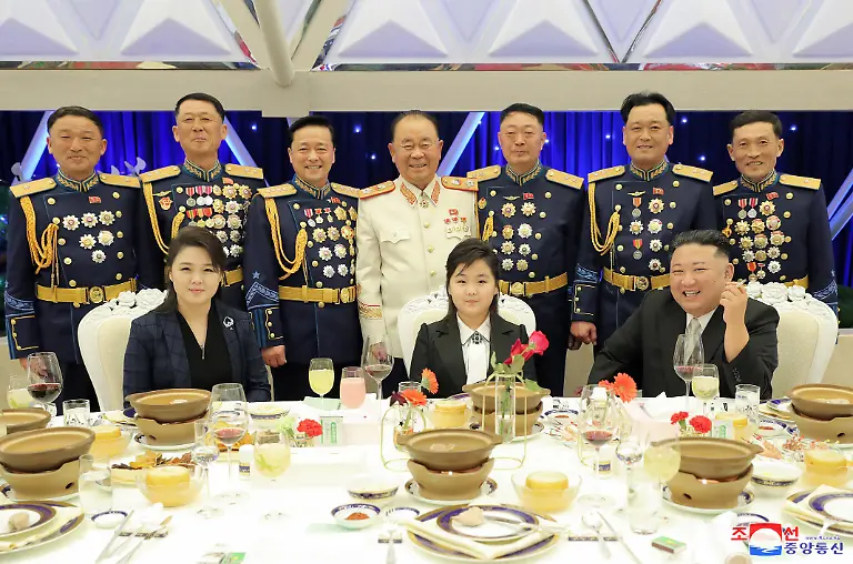 Diese-von-der-staatlichen-nordkoreanischen-Nachrichtenagentur-KCNA-zur-Verfuegung-gestellte-Aufnahme-zeigt-Kim-Jong-Un-r-Machthaber-in-Nordkorea-mit-seiner-Frau-Ri-Sol-Ju-l-und-seiner-Tochter-bei-einem-Bankett-an-einem-ungenannten-Ort-anlaesslich-des-75-Jahrestages-der-Gruendung-der-Koreanischen-Volksarmee-Die-Aufnahme-wurde-von-der-staatlichen-nordkoreanischen-Nachrichtenagentur-KCNA-zur-Verfuegung-gestellt-Sein-Inhalt-kann-nicht-unabhaengig-verifiziert-werden
