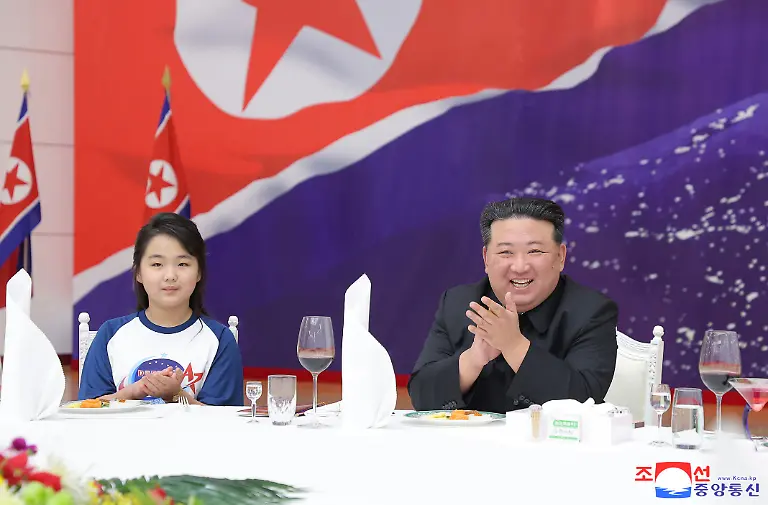 HANDOUT-Diese-am-24-11-2023-von-der-zentralen-nordkoreanischen-Nachrichtenagentur-KCNA-zur-Verfuegung-gestellte-Aufnahme-zeigt-nach-Angaben-von-KCNA-Kim-Jong-Un-Machthaber-von-Nordkorea-neben-seiner-Tochter-Ju-Ae-l-bei-einem-Empfang-im-Mokran-Haus-um-den-nach-eigenen-Angaben-erfolgreichen-Start-eines-militaerischen-Aufklaerungssatelliten-zu-feiern-Der-Inhalt-dieses-Bildes-ist-so-wie-er-bereitgestellt-wurde-und-kann-nicht-unabhaengig-verifiziert-werden-Das-Wasserzeichen-auf-dem-Bild-in-koreanischer-Sprache-lautet-KCNA-die-Abkuerzung-fuer-Korean-Central-News-Agency