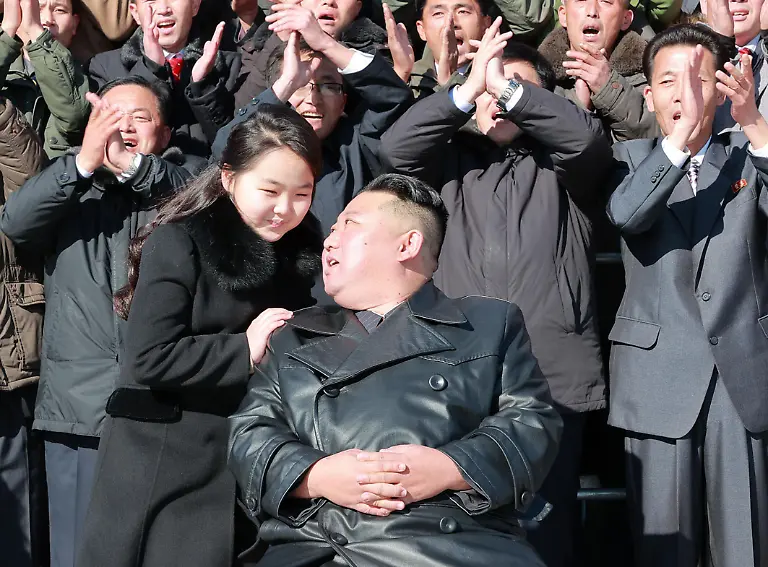 Auf-diesem-undatierten-Foto-das-am-26-11-2022-von-der-nordkoreanischen-Regierung-zur-Verfuegung-gestellt-wurde-zeigt-Kim-Jong-un-Machthaber-von-Nordkorea-M-und-seine-Tochter-die-mit-Wissenschaftlern-und-Arbeitern-fuer-ein-Foto-zusammen-stehen-bei-einem-angeblichen-Test-einer-Hwasong-17-Interkontinentalrakete-an-einem-unbekannten-Ort-in-Nordkorea-Das-Bild-wurde-von-der-staatlichen-nordkoreanischen-Nachrichtenagentur-KCNA-zur-Verfuegung-gestellt-Sein-Inhalt-kann-nicht-unabhaengig-verifiziert-werden