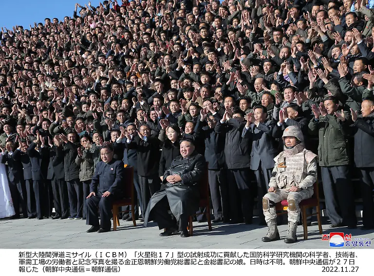 Auf-diesem-undatierten-Foto-das-am-26-11-2022-von-der-nordkoreanischen-Regierung-zur-Verfuegung-gestellt-wurde-zeigt-Kim-Jong-un-Machthaber-von-Nordkorea-M-l-und-seine-Tochter-die-mit-Wissenschaftlern-und-Arbeitern-fuer-ein-Foto-zusammen-stehen-bei-einem-angeblichen-Test-einer-Hwasong-17-Interkontinentalrakete-an-einem-unbekannten-Ort-in-Nordkorea-Unabhaengigen-Journalisten-wurde-kein-Zugang-gewaehrt-um-ueber-das-Ereignis-zu-berichten-das-in-diesem-von-der-nordkoreanischen-Regierung-verbreiteten-Bild-dargestellt-wird-Der-Inhalt-dieses-Bildes-ist-wie-bereitgestellt-und-kann-nicht-unabhaengig-ueberprueft-werden-Das-Wasserzeichen-in-koreanischer-Sprache-auf-dem-von-der-Quelle-bereitgestellten-Bild-lautet-KCNA-was-die-Abkuerzung-fuer-Korean-Central-News-Agency-ist
