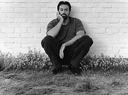 "Was machst du da?": Dotan blättert die Seite um