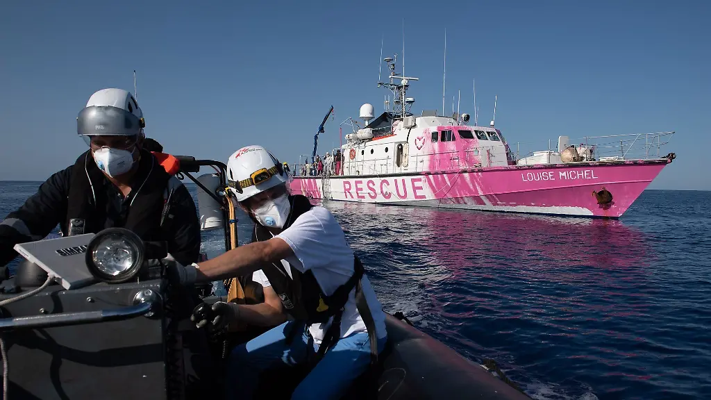 Das-von-Banksy-bemalte-Schiff-wurde-Louise-Michel-getauft