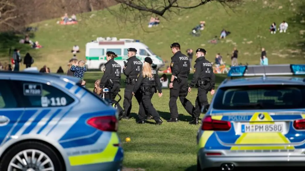 Polizisten-patrouillieren-durch-den-Englischen-Garten