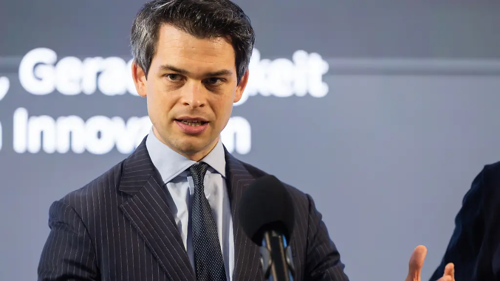 Der-Maritime-Koordinator-Christoph-Ploss-beantwortet-die-Fragen-von-Journalisten-auf-dem-Kieler-TKMS-Firmengelaende