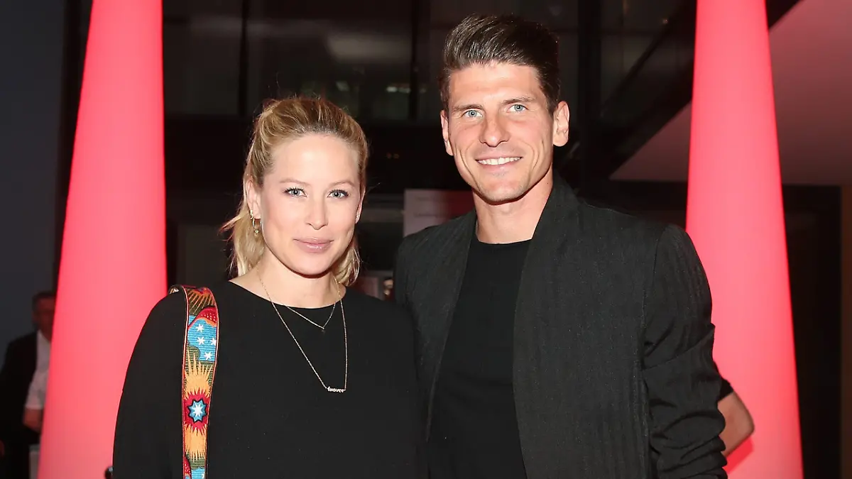 Mario Gómez mit seiner Frau bei einer Veranstaltung