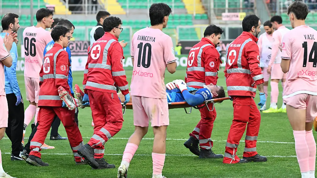 Infortunio-JONATHAN-KLINSMANN-del-Cesena-durante-la-partita-di-Serie-B-tra-Palermo-e-Cesena-allo-stadio-Renzo-Barbera-di-Palermo-Italia-Sabato-18-Aprile-2026-Calcio