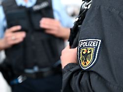 Baden-Württemberg: Liegestühle auf den Gleisen bremsen Zug aus