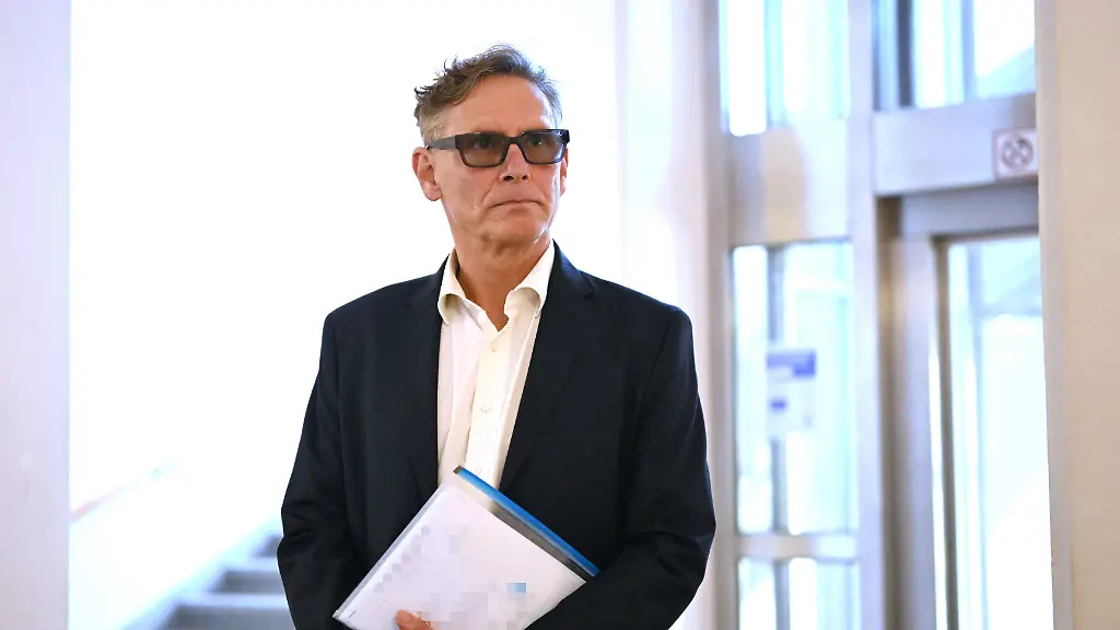 ABD0051-20260424-WIENER-NEUSTADT-OeSTERREICH-Der-Ex-FPOe-Abgeordnete-Thomas-Schellenbacher-am-Freitag-24-April-2026-anl-eines-Prozesses-wegen-Beguenstigung-in-der-Causa-Marsalek-am-Landesgericht-Wiener-Neustadt