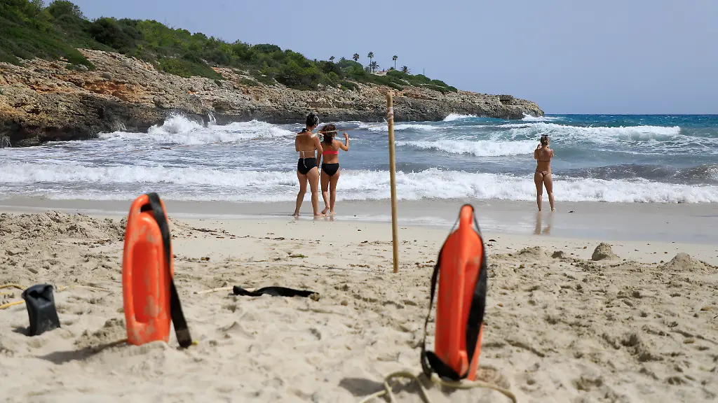Menschen-in-Cala-Mendia-an-einem-Tag-mit-Wellen-An-der-Ostkueste-Mallorcas-wurden-zwei-Leichen-gefunden-Die-erste-Leiche-hatten-Passanten-schon-am-Sonntagabend-entdeckt-geborgen-werden-konnte-sie-aber-erst-am-Folgetag-Die-zweite-Leiche-wurde-Montagabend-gesichtet-wegen-hohen-Wellengangs-aber-erst-am-Dienstag-geborgen