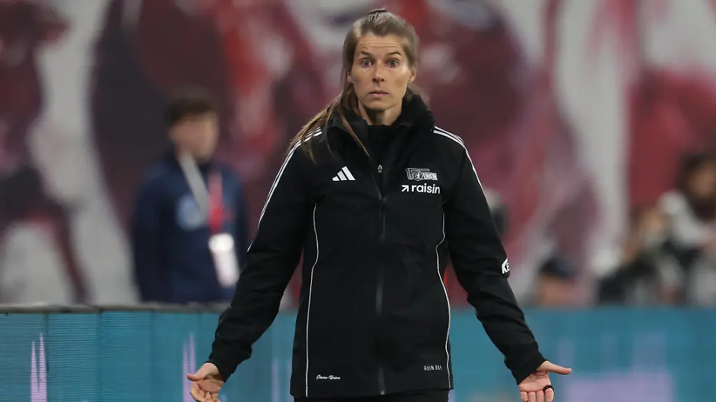 Fussball-Maenner-Bundesliga-RB-Leipzig-1-FC-Union-Berlin-31-Spieltag-Red-Bull-Arena-Trainerin-Marie-Louise-Eta-1-FC-Union-Berlin-reagiert-an-der-Seitenlinie-WICHTIGER-HINWEIS-Gemaess-den-Vorgaben-der-DFL-Deutsche-Fussball-Liga-bzw-des-DFB-Deutscher-Fussball-Bund-ist-es-untersagt-in-dem-Stadion-und-oder-vom-Spiel-angefertigte-Fotoaufnahmen-in-Form-von-Sequenzbildern-und-oder-videoaehnlichen-Fotostrecken-zu-verwerten-bzw-verwerten-zu-lassen