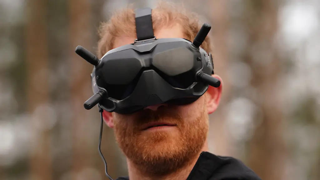 Prinz-Harry-41-nimmt-im-ukrainischen-Butscha-nahe-Kiew-an-einer-Demonstration-der-Minenraeumungsorganisation-Halo-Trust-teil-Dafuer-kommen-KI-gestuetzte-Drohnen-und-Roboter-zum-Einsatz-Die-Kleinstadt-Butscha-nordwestlich-von-Kiew-war-in-den-ersten-Kriegstagen-im-Februar-2022-von-russischen-Truppen-besetzt-worden-Nach-der-Befreiung-durch-ukrainische-Streitkraefte-Ende-Maerz-wurden-in-den-Strassen-getoetete-Zivilisten-gefunden-manche-mit-gefesselten-Haenden-Die-Stadt-wurde-zum-Symbol-fuer-russische-Kriegsverbrechen