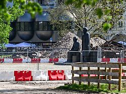 Berlin & Brandenburg: Das Marx-Engels-Forum bleibt noch lange gesperrt