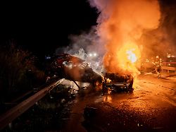 Rheinland-Pfalz & Saarland: Auto brennt nach Zusammenstoß aus - ein Toter