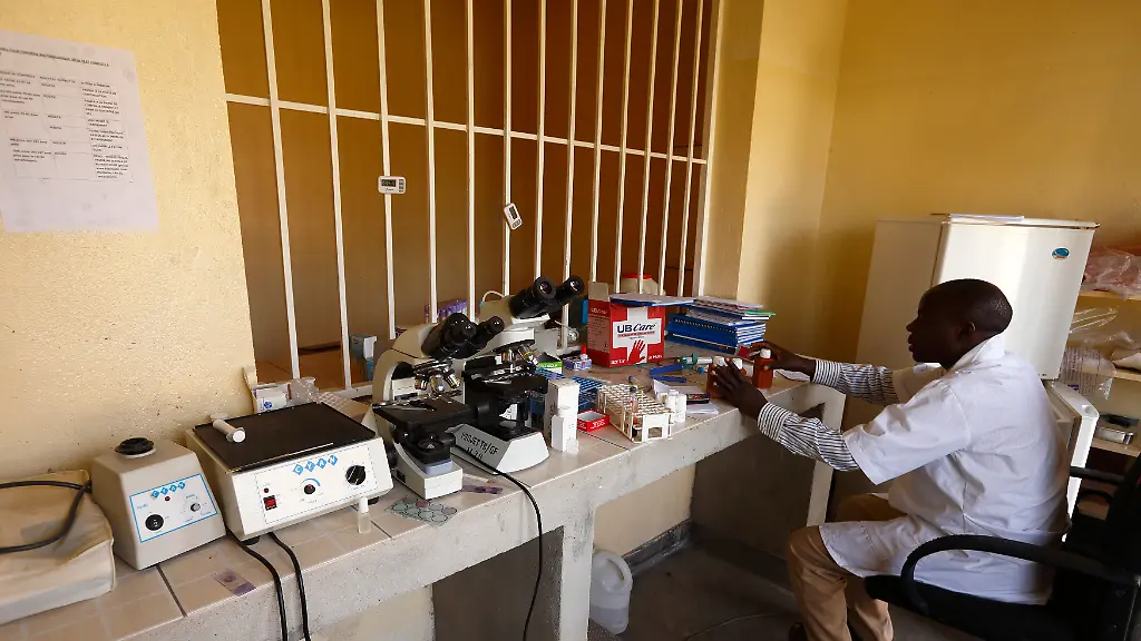 A-laboratory-technician-prepares-to-carry-out-HIV-tests-at-the-Service-Yezu-Mwiza-SYM-Good-Jesus-centre-in-downtown-Bujumbura-April-19-2013-SYM-is-a-Jesuit-run-project-seeking-to-prevent-the-spread-of-AIDS-as-well-as-to-alleviate-the-suffering-of-those-affected-According-to-the-African-Jesuit-AIDS-Network-in-late-2011-it-was-reported-that-more-than-60-000-Burundians-needed-treatment-for-HIV-but-less-than-25-000-had-access-to-antiretroviral-drugs-Picture-taken-April-19-2013