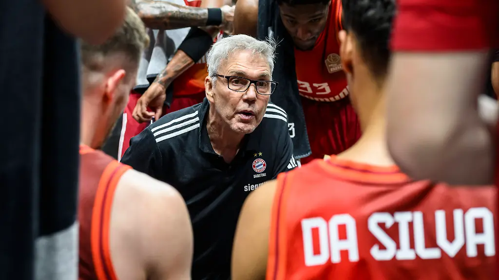 GER-Berlin-Basketball-Alba-Berlin-vs-FC-Bayern-Basketball-in-der-Uber-Arena-BBL-Spieltag-5-im-Bild-v-l-Gordon-Herbert-FCB-Trainer-waehrend-des-briefings-in-der-Ausszeit-26-10