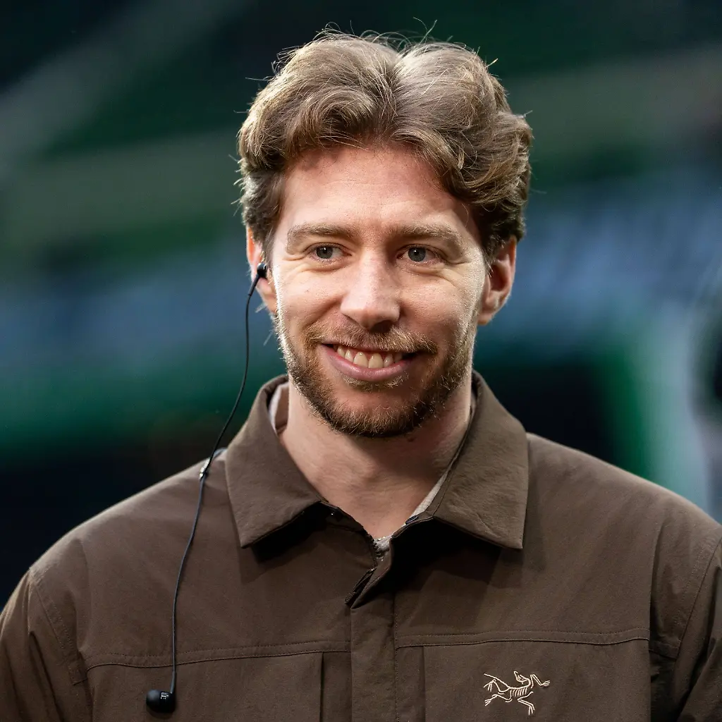 Mitchell-Weiser-SV-Werder-Bremen-08-vor-dem-Spiel-GER-SV-Werder-Bremen-vs-1-FC-Koeln-Fussball-Bundesliga-Spieltag-12-Saison-2025-2026-29-11-2025-DFL-REGULATIONS-PROHIBIT-ANY-USE-OF-PHOTOGRAPHS-AS-IMAGE-SEQUENCES-AND-OR-QUASI-VIDEO-GER-SV-Werder-Bremen-vs-1-FC-Koeln-Fussball-Bundesliga-Spieltag-12-Saison-2025-2026-29-11