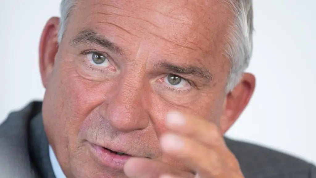 Thomas-Strobl-CDU-Innenminister-von-Baden-Wuerttemberg-spricht-waehrend-eines-Interviews