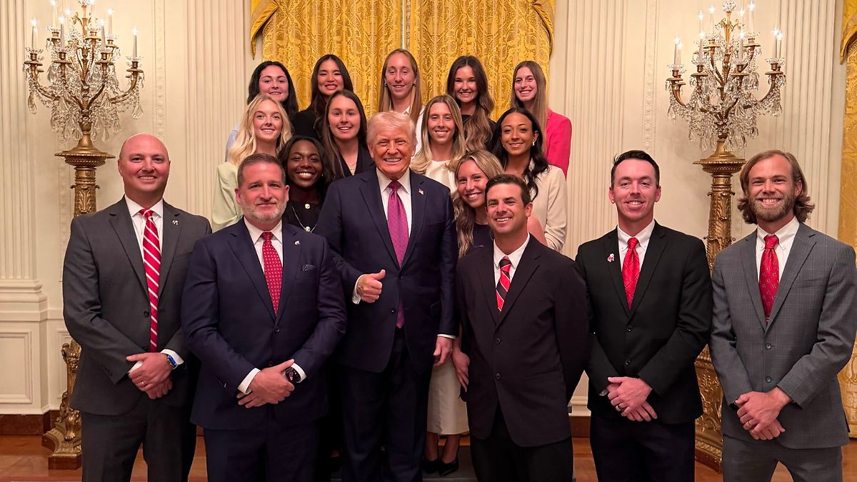 Bild sagt mehr als 1000 WorteTrump "ehrt" Tennis-Frauen (hinten, klein) mit Foto