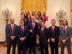 Bild sagt mehr als 1000 Worte: Trump "ehrt" Tennis-Frauen (hinten, klein) mit Foto