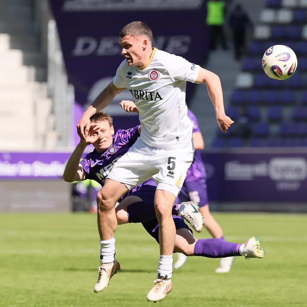 Aue-25-04-2026-Erzgebirgsstadion-Fussball-3-Liga-35-Spieltag-FC-Erzgebirge-Aue-vs-SV-Wehen-Wiesbaden-Im-Bild-von-vorn-Niklas-May-5-Wehen-Moritz-Seiffert-30-Aue-Nur-fuer-journalistische-Zwecke-Only-for-editorial-use-DFB-DFL-regulations-prohibit-any-use-of-photographs-as-image-sequences-and-or-quasi-video