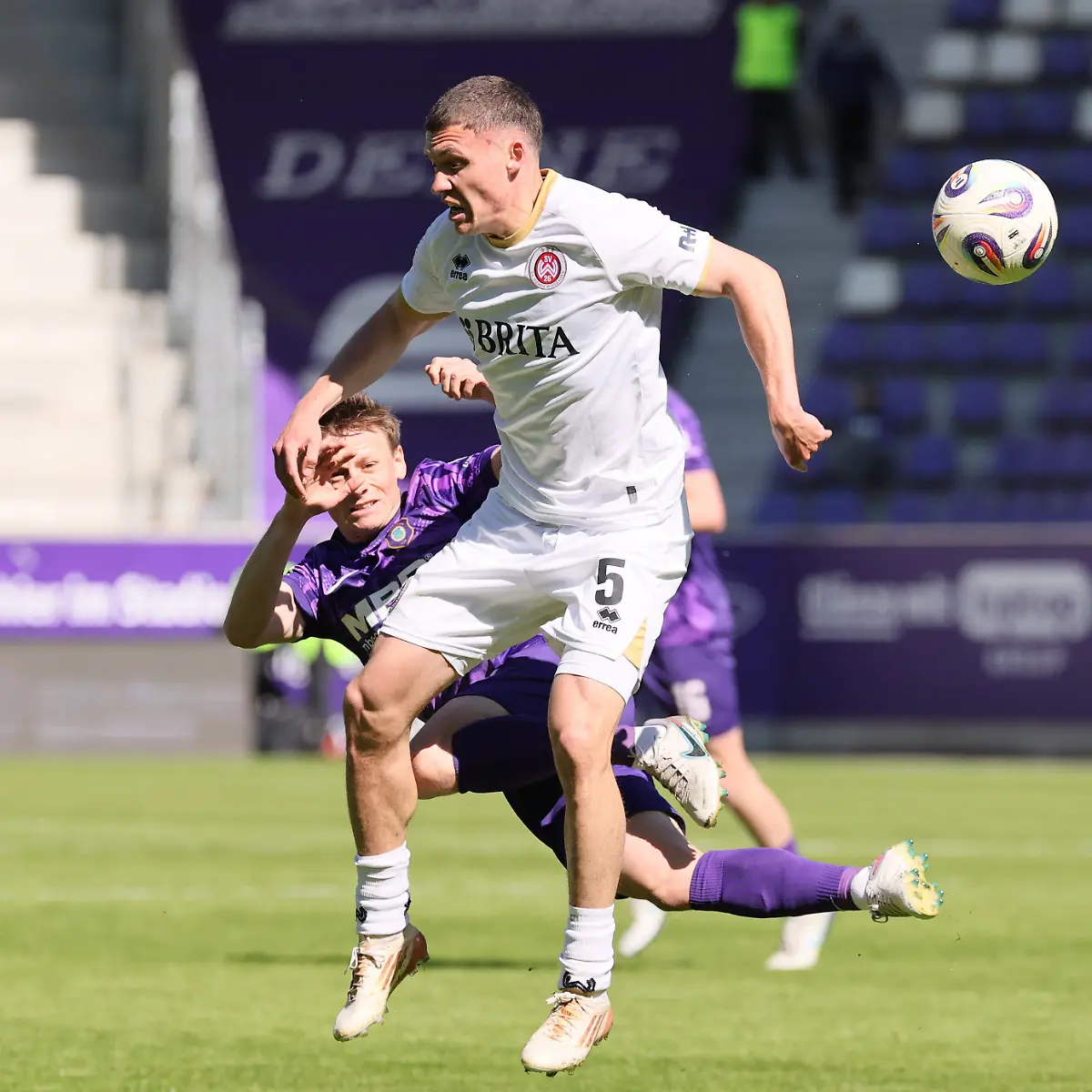 Aue-25-04-2026-Erzgebirgsstadion-Fussball-3-Liga-35-Spieltag-FC-Erzgebirge-Aue-vs-SV-Wehen-Wiesbaden-Im-Bild-von-vorn-Niklas-May-5-Wehen-Moritz-Seiffert-30-Aue-Nur-fuer-journalistische-Zwecke-Only-for-editorial-use-DFB-DFL-regulations-prohibit-any-use-of-photographs-as-image-sequences-and-or-quasi-video