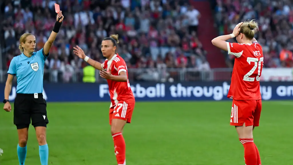 Fussball-Frauen-Champions-League-Bayern-Muenchen-FC-Barcelona-K-o-Runde-Halbfinale-Hinspiel-in-der-Allianz-Arena-Schiedsrichterin-Ivana-Martincic-l-zeigt-Franziska-Kett-r-Bayern-Muenchen-die-Rote-Karte
