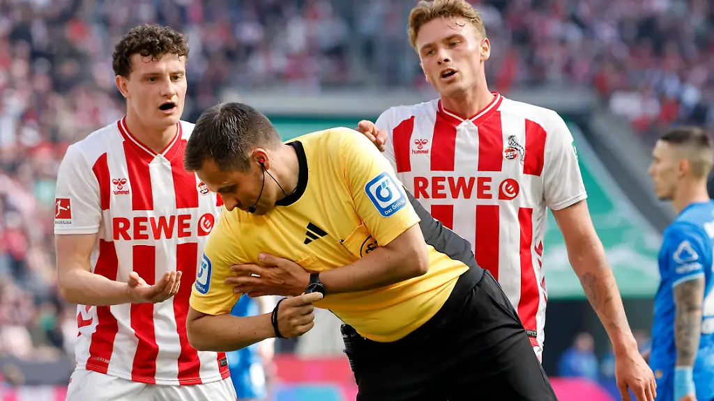 Koeln-Deutschland-1-Fussball-Bundesliga-Saison-2025-2026-31-Spieltag-1-FC-Koeln-vs-Bayer-Leverkusen-1-2-am-25-04-2026-im-Rhein-Energie-Stadion-in-Koeln-Schiedsrichter-SR-Robert-HARTMANN-2-v-re-zeigt-zum-Unverstaendnis-von-Eric-MARTEL-FC-li-und-Sebastian-SEBULONSEN-FC-re