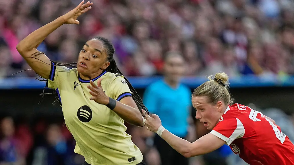 Barcelona-s-Salma-Paralluelo-left-is-fouled-by-Bayern-s-Franziska-Kett-during-the-Women-s-Champions-League-semifinal-first-leg-soccer-match-between-Bayern-Munich-and-Barcelona-in-Munich-Germany-Saturday-April-25-2026
