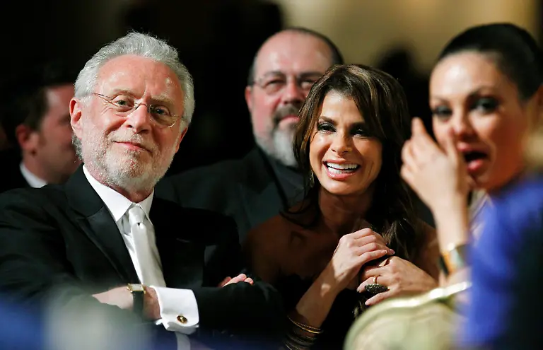 CNN-s-Wolf-Blitzer-left-to-right-singer-Paula-Abdul-and-actress-Mila-Kunis-react-to-the-speech-of-President-Barack-Obama-at-the-White-House-Correspondents-Association-Dinner-in-Washington-Saturday-April-30-2011