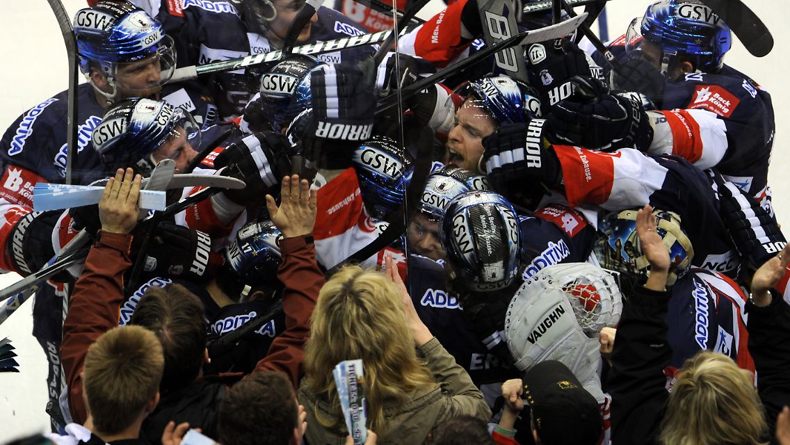 Jubel nach Verlängerung: Die Eisbären feierten am Sonntag den Sieg gegen Düsseldorf.