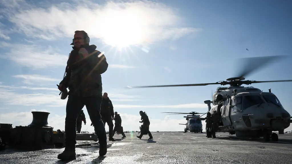 Boris-Pistorius-SPD-l-Bundesminister-der-Verteidigung-geht-ueber-die-Landeplattform-an-Bord-des-spanischen-Landungsschiff-L52-Castilla-bei-einem-Medientermin-zum-Nato-Manoever-Steadfast-Dart-26-auf-der-Ostsee-vor-dem-Truppenuebungsplatz-Putlos-Mit-dem-grossangelegten-Manoever-Steadfast-Dart-wollen-sich-Nato-Partner-auf-moegliche-kuenftige-Bedrohungslagen-in-der-Ostsee-vorbereiten-Bestritten-wird-das-Grossmanoever-von-der-sogenannten-Allied-Reaction-Force-ARF-der-Nato-einer-schnellen-rund-40-000-Soldaten-starken-Eingreiftruppe-die-staendig-in-Bereitschaft-ist