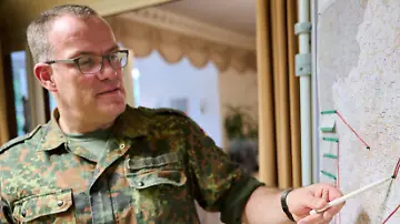 Armin-Schaus-Oberst-im-Generalstab-und-Einsatzleiter-der-Hochwasserlage-steht-in-der-Julius-Leber-Kaserne-in-der-Operationszentrale-der-Bundeswehr-im-Kommando-Territoriale-Aufgaben-und-erklaert-die-Organisation-der-Unterstuetzung-in-den-Hochwassergebieten